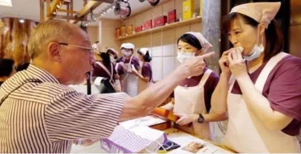 超商店員問「需要微波加熱嗎」卻被客人大罵「廢話!不然怎麼吃?」法律系店員當場回懟:真的大快人心