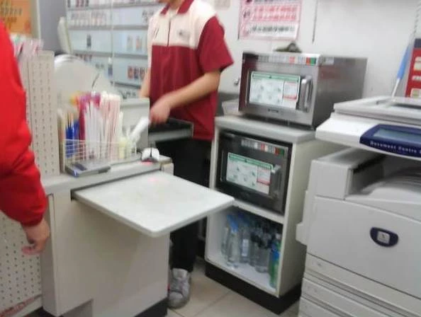 超商店員問「需要微波加熱嗎」卻被客人大罵「廢話!不然怎麼吃?」法律系店員當場回懟:真的大快人心