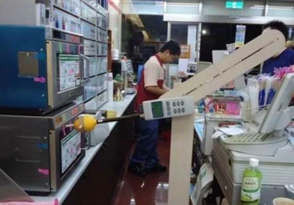 超商店員問「需要微波加熱嗎」卻被客人大罵「廢話!不然怎麼吃?」法律系店員當場回懟:真的大快人心
