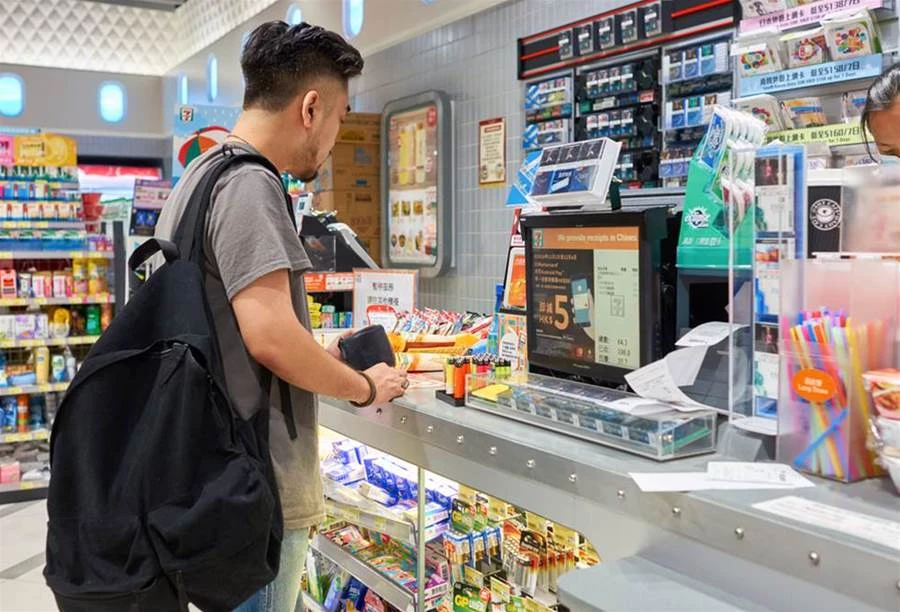 超商店員問「需要微波加熱嗎」卻被客人大罵「廢話!不然怎麼吃?」法律系店員當場回懟:真的大快人心