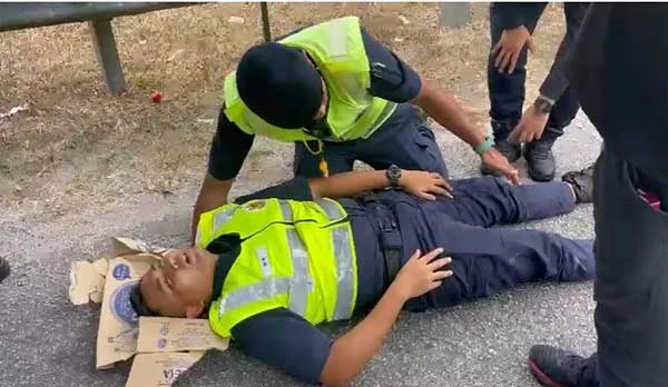 看片! 騎士避路障 失控撞官員