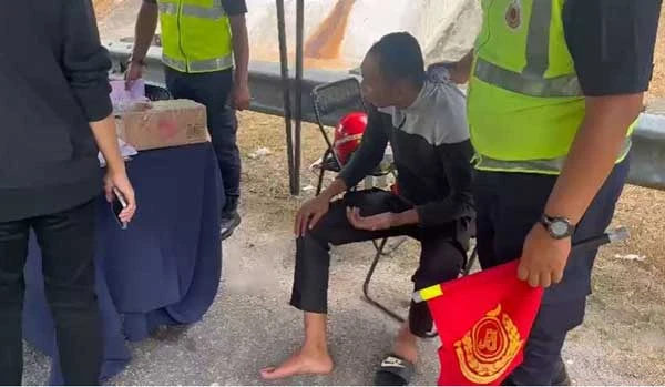看片! 騎士避路障 失控撞官員
