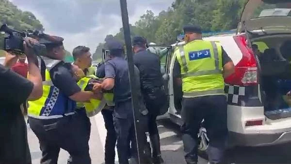 看片! 騎士避路障 失控撞官員