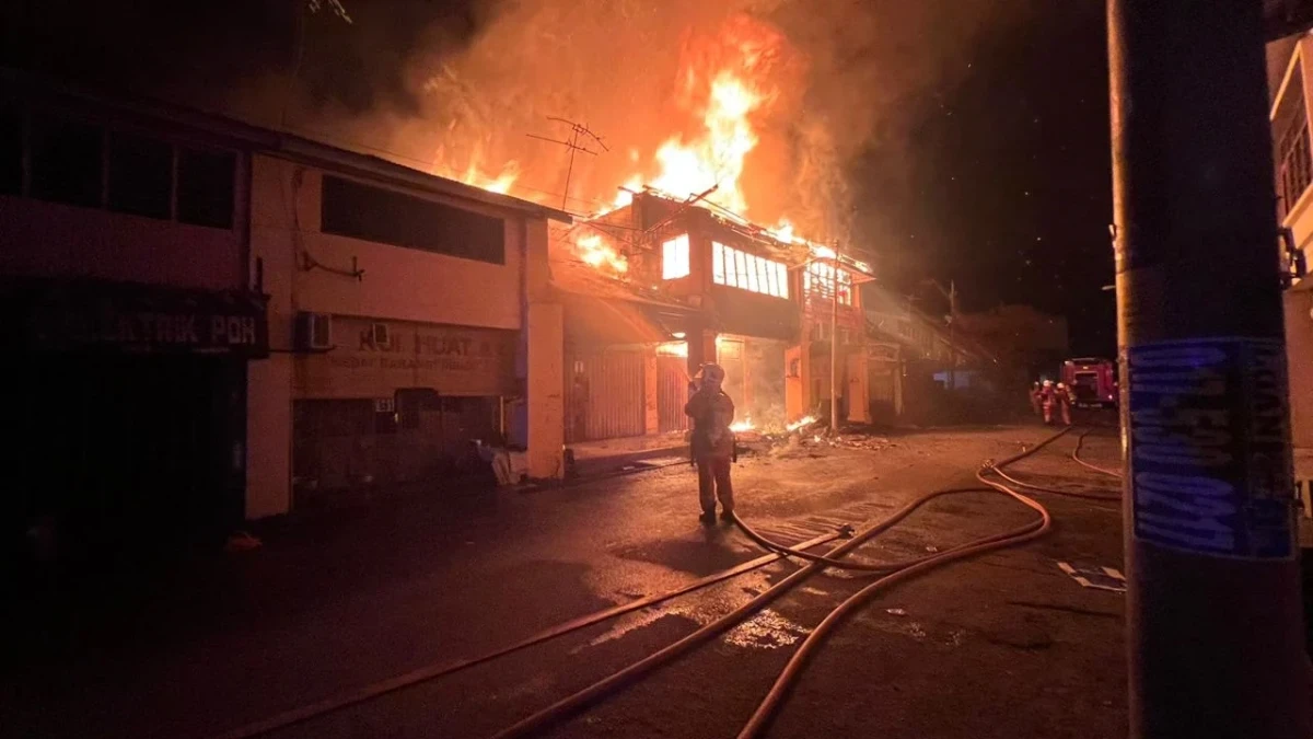 吉中高打市區大火 9店屋被燒 一家3口葬身火海 