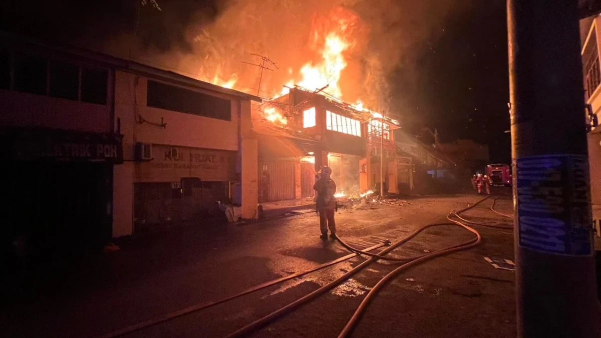 吉中高打市區大火 9店屋被燒 一家3口葬身火海