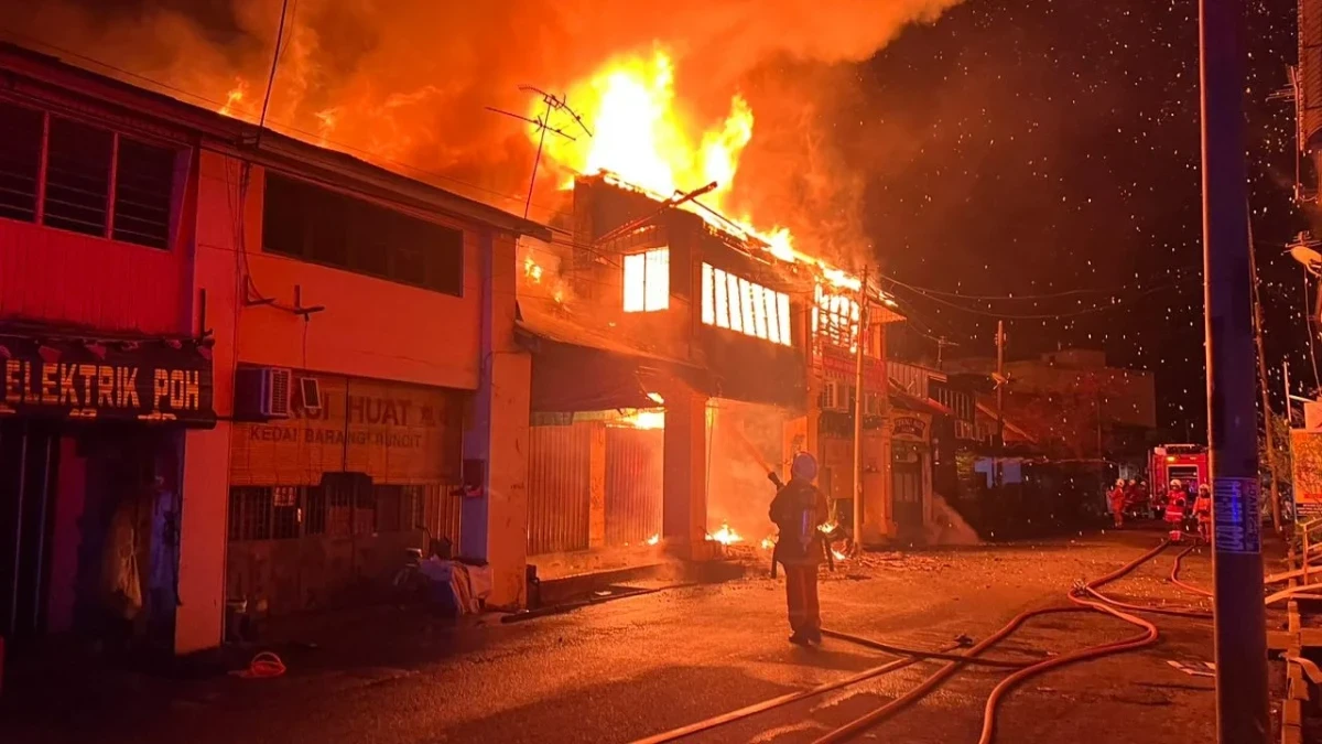 吉中高打市區大火 9店屋被燒 一家3口葬身火海