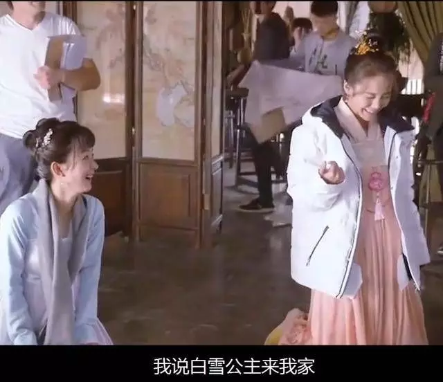 小秦氏戲外打招呼，喊愣老同學馮紹峰，還把趙麗穎比作為白雪公主