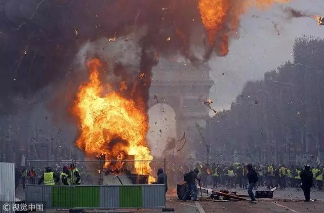 西方式制度亮紅燈？法國正滑向崩潰的邊緣，黃馬甲沒完，大罷工又來！