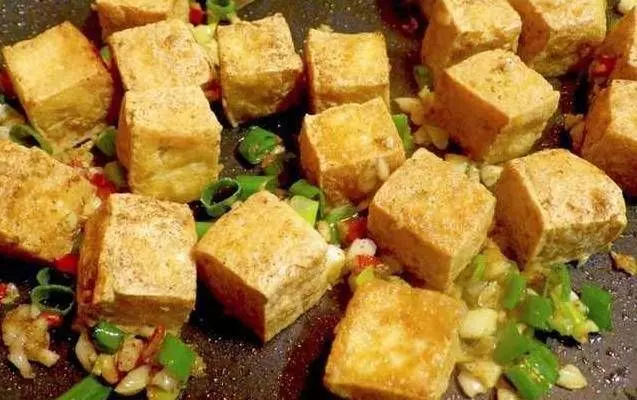 椒鹽豆腐這樣炸，外酥裡嫩，香脆可口