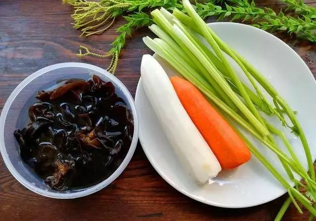 4種家常蔬菜做一盤素菜小炒，清淡鮮美，營養健康，節日家宴必備