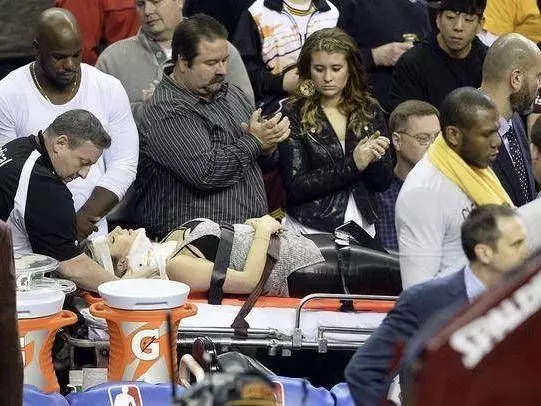 5大被球員誤傷瞬間，布澤爾猛擊裁判襠部，詹皇把球迷撞進醫院！