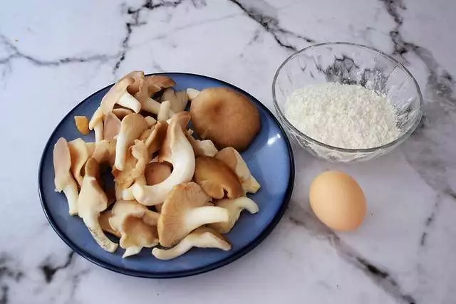 炸出來的蘑菇金黃酥脆，超好吃的一道小吃，做個炸蘑菇當零食吃吧
