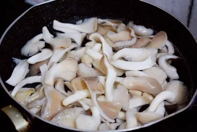 炸出來的蘑菇金黃酥脆，超好吃的一道小吃，做個炸蘑菇當零食吃吧