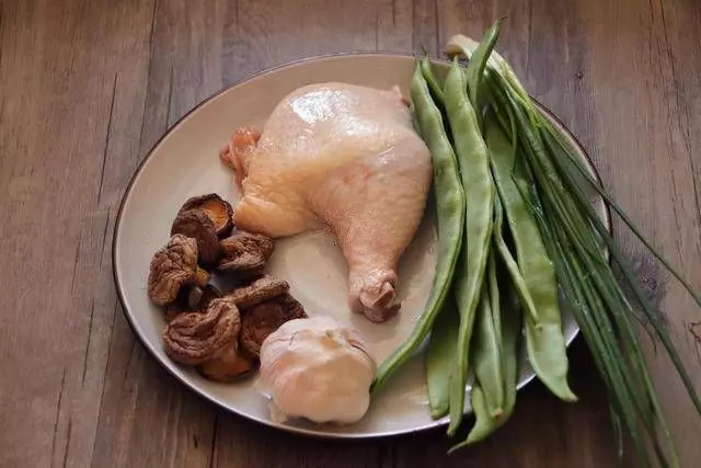 香菇燜雞肉飯 拌一拌、煮一煮，材料隨心搭配，只要你喜歡好