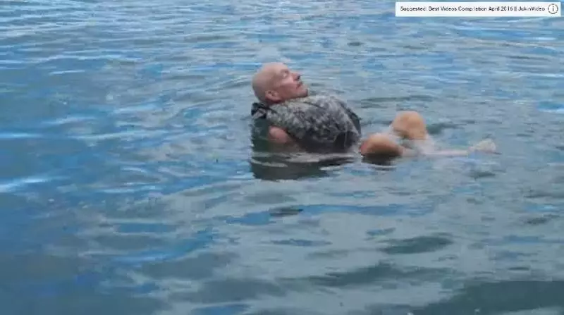 資深的海軍陸戰隊員「親自傳授」溺水保命方法，居然只要「一條長褲」就能救自己一命！ 
