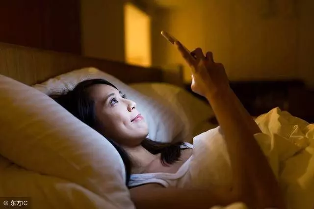 睡前玩手機成習慣？再不停止，這5大問題就會找上你。