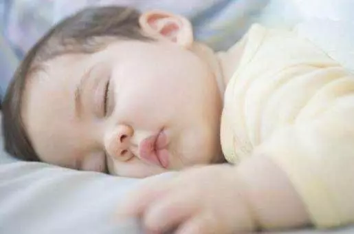 家長發現寶寶這樣睡覺要及時糾正，影響大腦發育和身高，別忽視