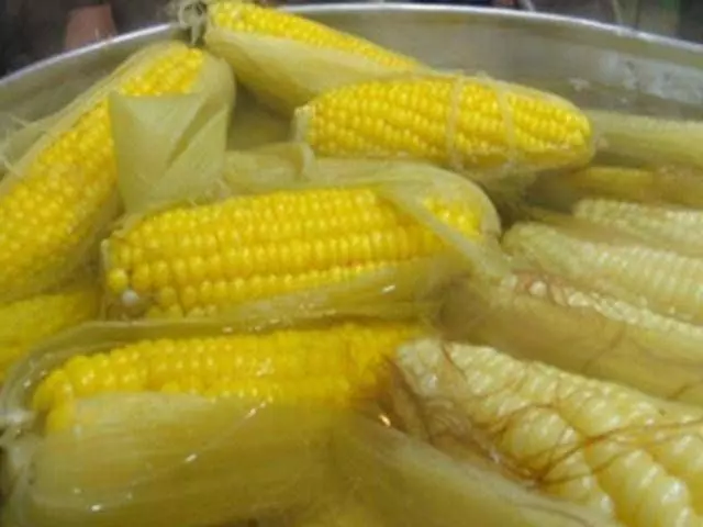 煮玉米時，別只會傻傻加水，大廚說漏嘴多加這2樣，玉米又香又甜