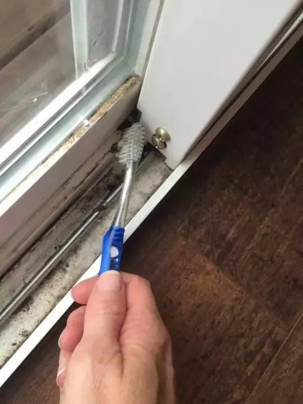 窗戶縫隙總是擦不乾淨？用一把勺子，快速把家裡角落打掃乾淨，很實用！!!!