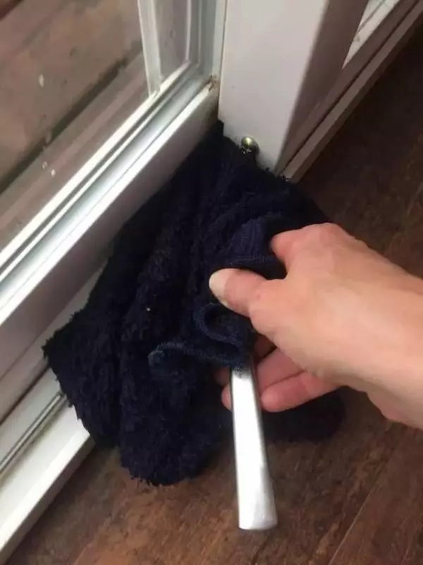 窗戶縫隙總是擦不乾淨？用一把勺子，快速把家裡角落打掃乾淨，很實用！!!!