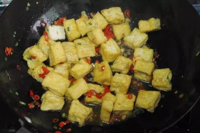 豆腐新吃法，外酥裡嫩，香脆可口，比肉菜還好吃，配上蘸料香噴噴。。