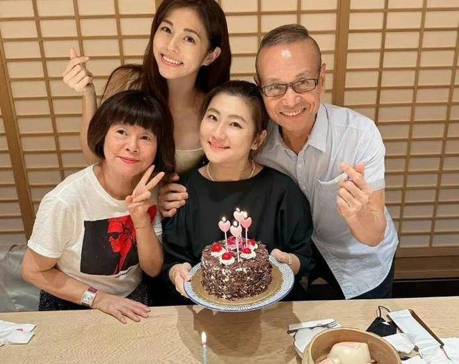 41歲selina任家萱曬慶生照!皮膚白皙粉透「臉上疤痕」基本消失,甜美燦笑仍似少女