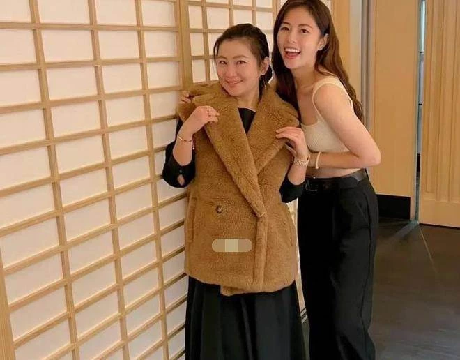 41歲selina任家萱曬慶生照!皮膚白皙粉透「臉上疤痕」基本消失,甜美燦笑仍似少女
