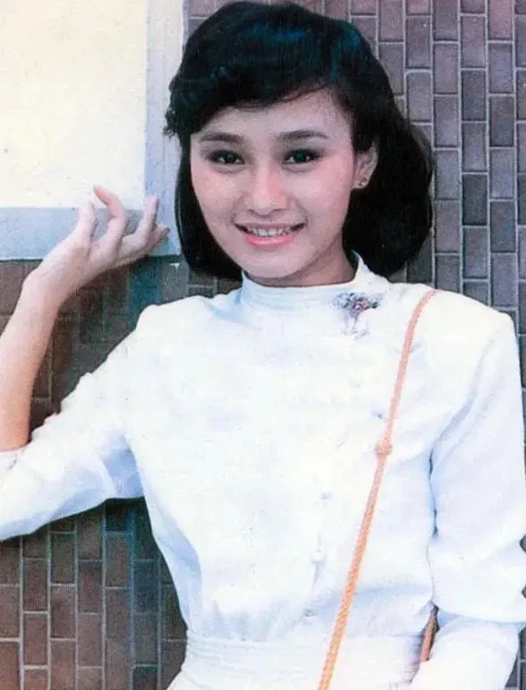19歲憑一曲爆紅!「台灣第一代玉女偶像」巔峰時被傳當小三毀前途 「60歲在睡夢中離世」胡瓜灑淚送別