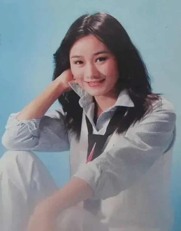 19歲憑一曲爆紅!「台灣第一代玉女偶像」巔峰時被傳當小三毀前途 「60歲在睡夢中離世」胡瓜灑淚送別